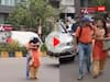 Watch: रुक गए लोग, थम गया ट्रैफिक, पुणे में बीच सड़क पर कपल के रोमांस का वीडियो वायरल