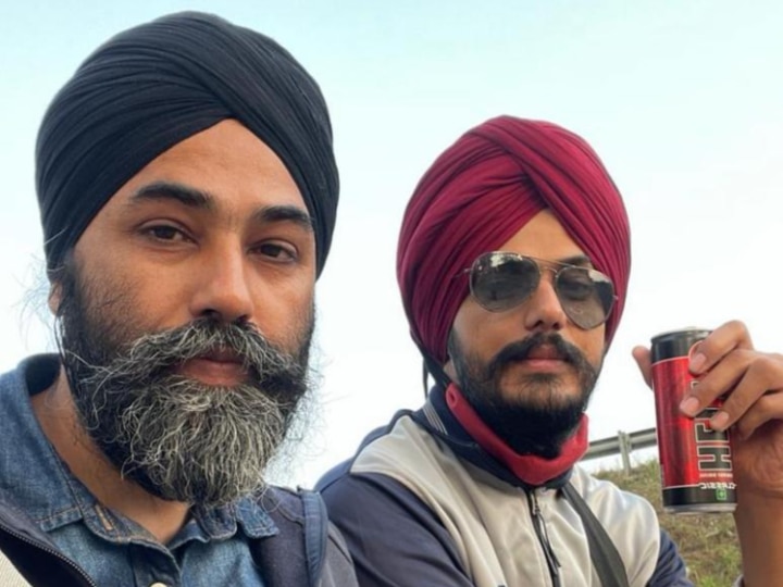 Amritpal Singh Photos: अमृतपाल सिंह की और तस्वीरें आई सामने, पपलप्रीत संग मोटरगाड़ी पर दिखा, हाईवे किनारे पी एनर्जी ड्रिंक