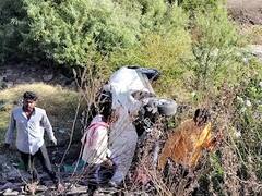 Latur Accident: चालकाचं नियंत्रण सुटलं अन् कार पलटली; एकाच कुटुंबातील चौघांवर काळाचा घाला