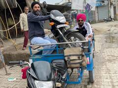 Amritpal Singh Photos: जुगाड़गाड़ी पर बाइक के साथ अमृतपाल सिंह की नई तस्वीर वायरल, देखें फरारी के बाद कैसे बदलता रहा है लुक