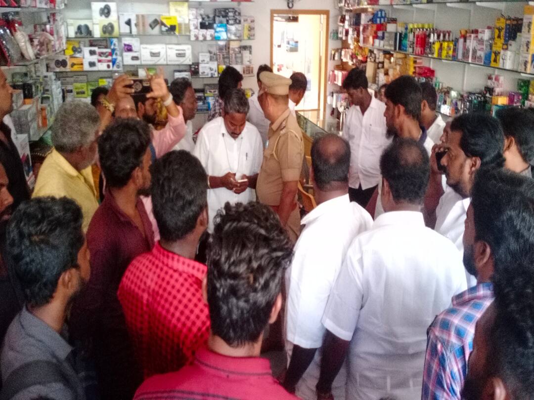 சிங்கப்பூரில் வேலை வாங்கி தருவதாக ரூ.1.5 கோடி மோசடி - திருவண்ணாமலையில் 100 இளைஞர்கள் சாலை மறியல்