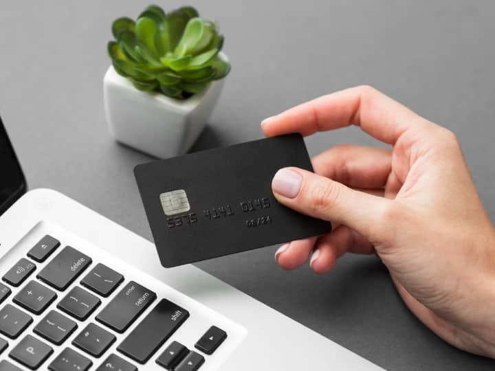 Credit Card: समय पर क्रेडिट कार्ड बिल का पेमेंट नहीं करने से भारी शुल्क चुकाना पड़ सकता है. समय से भुगतान करते हैं तो आपके क्रेडिट कार्ड का लिमिट भी बढ़ता है और क्रेडिट स्कोर भी अच्छा होता है.