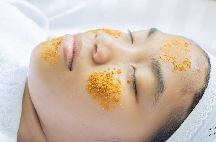 हमेशा विशेषज्ञ के बताए गए नुस्खों के हिसाब से ही हल्दी का फेस पैक बनाएं. हल्दी को पानी में मिलाकर लगाना सबसे बेस्ट तरीका होता है इसके अलावा आप हल्दी में गुलाब जल, दूध या दही मिलाकर लगा सकते हैं. लेकिन इसके अलावा अगर आप कोई नया एक्सपेरिमेंट कर रहे हैं तो यs आपकी त्वचा को नुकसान पहुंचा सकता है. क्योंकि हल्दी में करक्यूमिन नामक तत्व होता है, जो गलत चीजों के साथ मिक्स होने पर त्वचा पर रिएक्शन कर सकता है.