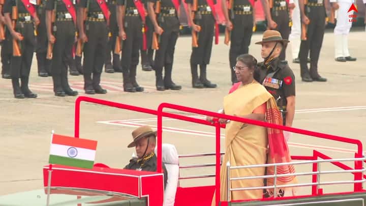 দুপুর ১টা থেকে ২টো পর্যন্ত যান চলাচল নিয়ন্ত্রণ করা হবে উত্তর এবং দক্ষিণমুখী রেড রোড, রানি রাসমণি অ্যাভিনিউ, সেন্ট্রাল অ্যাভিনিউতে গিরিশ পার্ক এবং এসপ্ল্যানেড মোড়, রবীন্দ্র সরণি থেকে সিআর অ্যাভিনিউ পর্যন্ত বিবেকানন্দ রোড, বি বি গাঙ্গুলি স্ট্রিট।