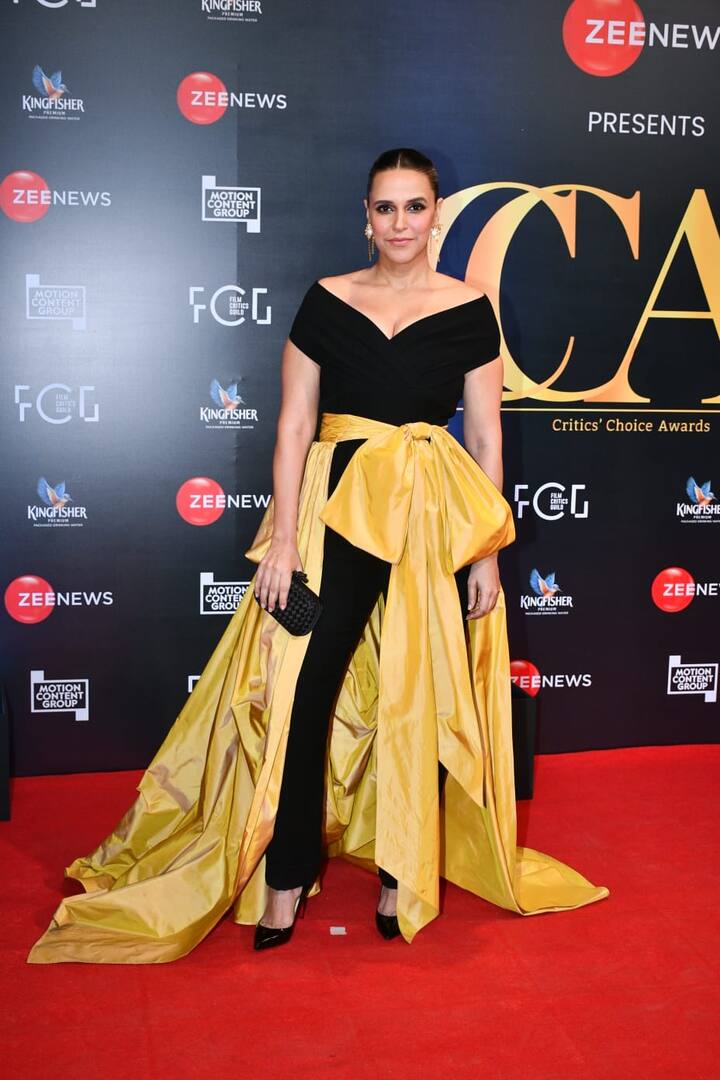 इसके अलावा एक्ट्रेस नेहा धूपिया भी अवॉर्ड शो में पहुंची. उन्हें इस दौरान ग्लैमरस ऑफ शोल्डर आउटफिट में देखा गया.