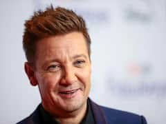 जेरेमी रेनर का ये वीडियो देख फैंस लेंगे राहत की सांस, रिकवरी के बीच ट्रेडमिल पर वॉक करते दिखे