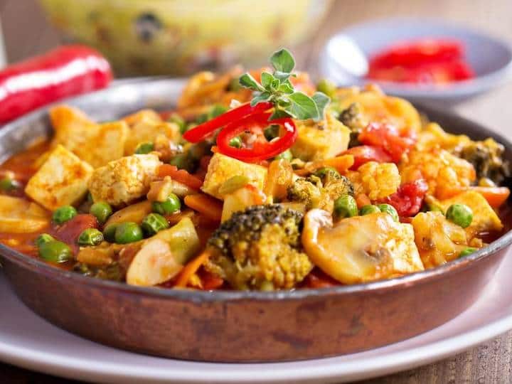 Chilli Garlic Paneer Recipe: इफ्तार की पार्टी में खाना चाहते हैं एकदम हेल्दी. तो बस रसोई से रखें कुछ सामग्री लें और यह झटपट बनाएं चिली गार्लिक पनीर.