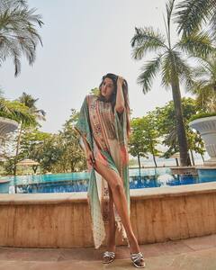 Bigg Boss 16 के बाद हद से ज्यादा हसीन हुईं ये एक्ट्रेस, पूल किनारे दिए एक से बढ़कर एक किलर पोज