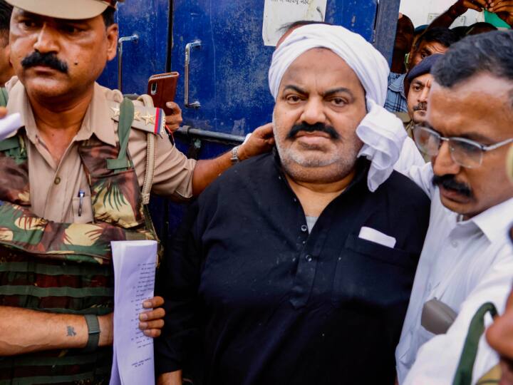 atiq ahmed jail transfer from gujarat to prayagraj via road police team umesh pal murder know big updates कहीं एनकाउंटर हो न जाए, पूरी रात खौफ में था अतीक अहमद! अबतक क्या-क्या हुआ, कहां रुकी गाड़ी, जानें बड़े अपडेट्स