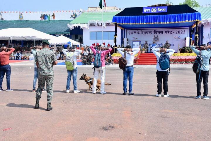 हर एक डॉग्स के लिए दो हैंडलर होते हैं ताकि एक की गैरमौजूदगी में दूसरा इसे संभाल सके. सीआरपीएफ में एक केनाइन के लिए भर्ती और इनके रिटायर्ड के प्रावधानों के बारे में बताते हुए प्रभारी महेंद्र हेगड़े ने कहा कि प्रशिक्षण पूरी होने के बाद डॉग के हैंडलर को ऐसे क्षेत्रों में तैनात किया जाता है जहां वह बेहतर तरीके से काम कर सके.