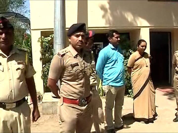 अर्ज दाखल करण्यासाठी मोठ्याप्रमाणावर गर्दी होण्याची शक्यता लक्षात घेता, विभागीय आयुक्त कार्यालयात पोलिसांचा बंदोबस्त देखील तैनात करण्यात आला आहे