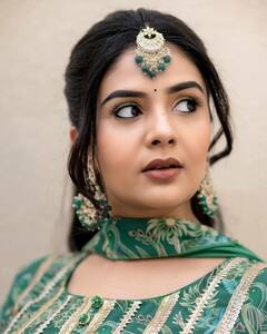 Anchor Sreemukhi: గ్రీన్ డ్రెస్ లో శ్రీముఖి గ్లామర్ షో