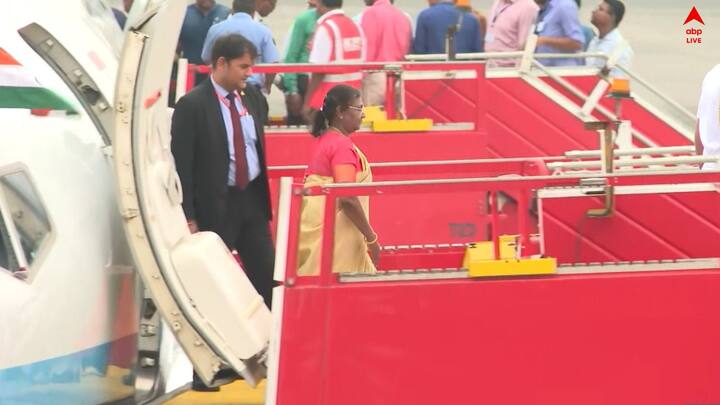 রাষ্ট্রপতিকে স্বাগত জানানোর জন্য বিমানবন্দরে উপস্থিত ছিলেন রাজ্যপাল। তাঁকে স্বাগত জানানোর জন্য বিমানবন্দরে ছিলেন মন্ত্রী ফিরহাদ হাকিম, সুজিত বসু
