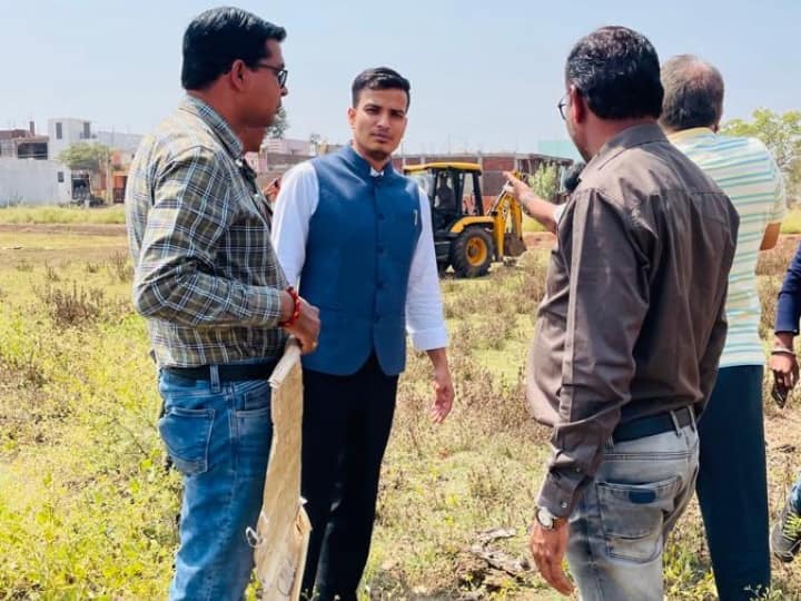 Durg SDM IAS Laxman Tiwari instruction to register FIR against land mafia Chhattisgarh ann Durg News: दुर्ग में भू-माफियाओं के खिलाफ एसडीएम का एक्शन, अवैध प्लॉटिंग के आरोपी के खिलाफ दिये ये निर्देश