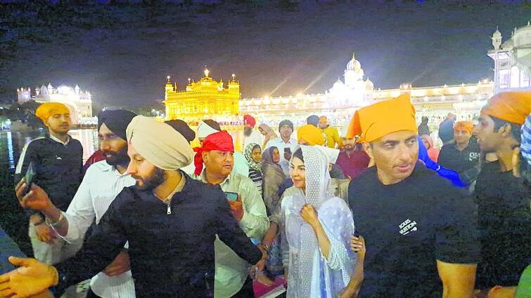 bollywood actors sonu sood and jacqueline fernandez pay obeisance at sri harmandir sahib see pics Sonu Sood: ਸੋਨੂੰ ਸੂਦ ਤੇ ਜੈਕਲੀਨ ਫਰਨਾਂਡੀਜ਼ ਨੇ ਸੱਚਖੰਡ ਸ੍ਰੀ ਹਰਮੰਦਰ ਸਾਹਿਬ ਟੇਕਿਆ ਮੱਥਾ, ਕੀਤੀ ਸਰਬੱਤ ਦੇ ਭਲੇ ਲਈ ਅਰਦਾਸ