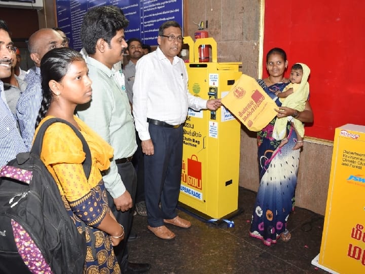 Meendum Manjapai Scheme Salem Automatic Manjapai Machine was inaugurated by the District Collector TNN மீண்டும் மஞ்சப்பை திட்டத்தின் கீழ் சேலத்தில் தானியங்கி மஞ்சப்பை இயந்திரம் தொடங்கி வைப்பு