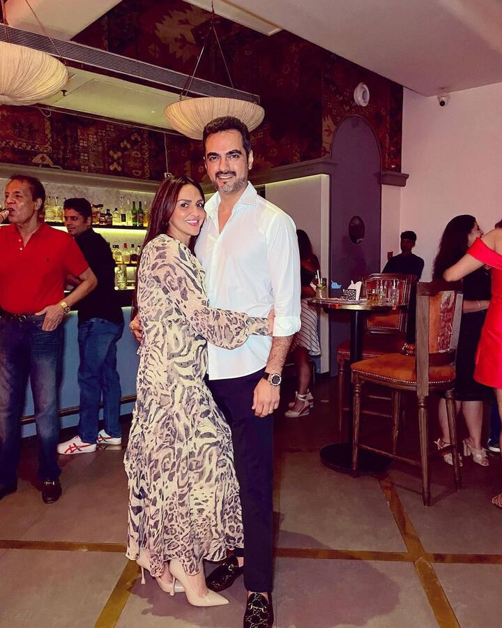 धर्मेंद्र की बेटी ईशा देओल ने फिल्मी करियर में कोई बड़ा मुकाम हासिल नहीं कर पाई. इसलिए एक्ट्रेस ने एक्टिंग छोड़ साल 2012 में शादी कर ली थी.