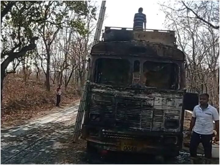 Sonbhadra police seized 5320 liter illegal liquor from a truck Police Arrested Accused Resident of Barmer ANN Sonbhadra: भूसे से भरे ट्रक में 5320 लीटर शराब छिपाकर ले जा रहे थे बिहार, चेकिंग के दौरान पुलिस की जब्त