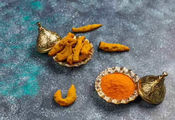 त्वचा पर हल्दी का फेस पैक लगाने के बाद कई लोग फेस वॉश का इस्तेमाल कर लेते हैं. ऐसी गलती भूल से भी नहीं करनी चाहिए. क्योंकि ऐसा करने से हल्दी का पूरा असर खत्म हो जाता है और आपको कोई भी फायदा नहीं मिलता. जिस तरह से फेशियल कराने के बाद आप 24 घंटे तक चेहरे पर साबुन या फेस वाश नहीं लगाते, उसी तरह से हल्दी का फेस पैक लगाने के बाद 24 घंटे तक चेहरे पर किसी भी साबुन या फेस वॉश का उपयोग नहीं करना चाहिए.