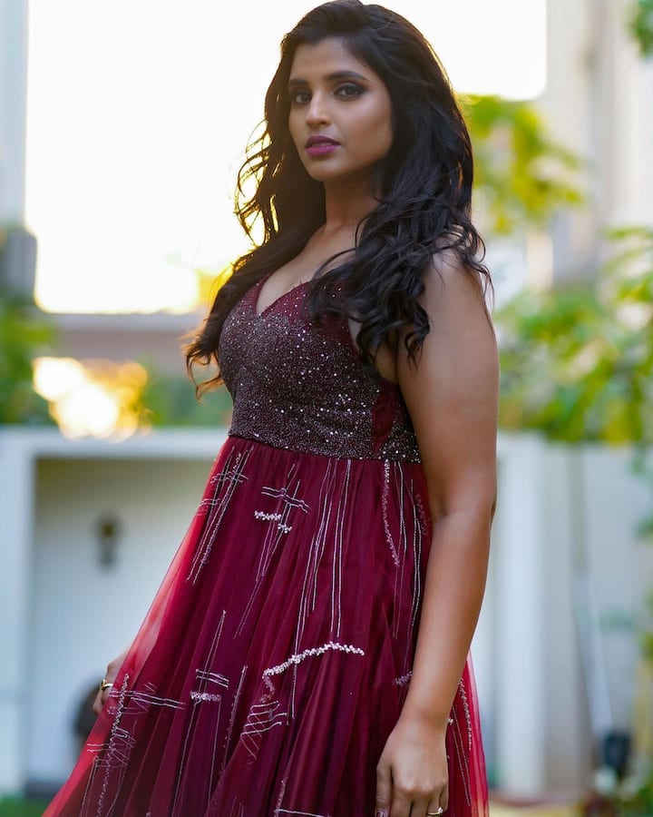 ప్రస్తుతం ఈ ఫోటోలు నెట్టింట్లో వైరల్ అవుతున్నాయి. Photo Credit: Are Syamala/Instagram