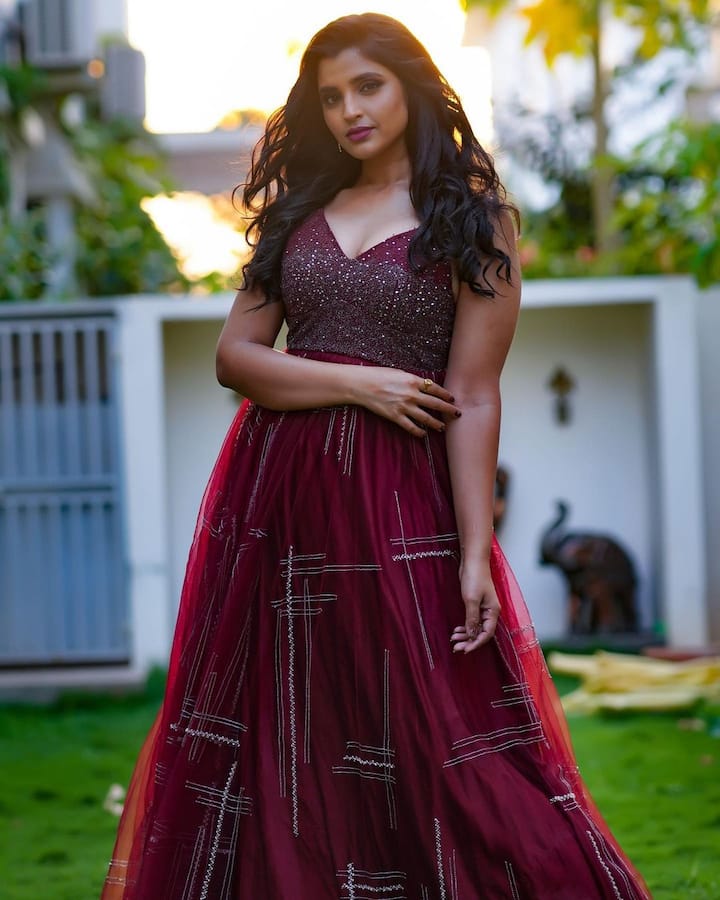 యాంకర్ శ్యామల ఫోటోలు చూసి కుర్రకారు ఫిదా అవుతున్నారు. Photo Credit: Are Syamala/Instagram