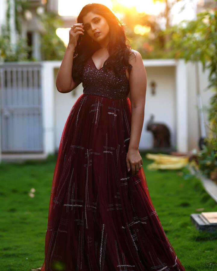 స్టన్నింగ్ లుక్స్ తో అందంగా ఫోజులిస్తూ కనిపించింది. Photo Credit: Are Syamala/Instagram