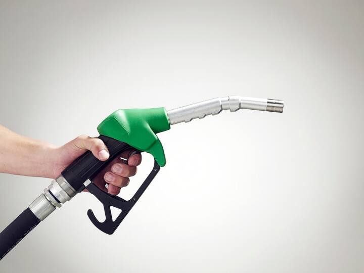 Petrol and Diesel Price Today in India 03 April 2023 Petrol and Diesel Rate Today in mumbai Delhi Bangalore Chennai Hyderabad and More Cities Petrol Diesel price In Metro Cities Petrol Diesel Price Today: तेल कंपन्यांनी जारी केले पेट्रोल-डिझेलचे दर; झटपट जाणून घ्या