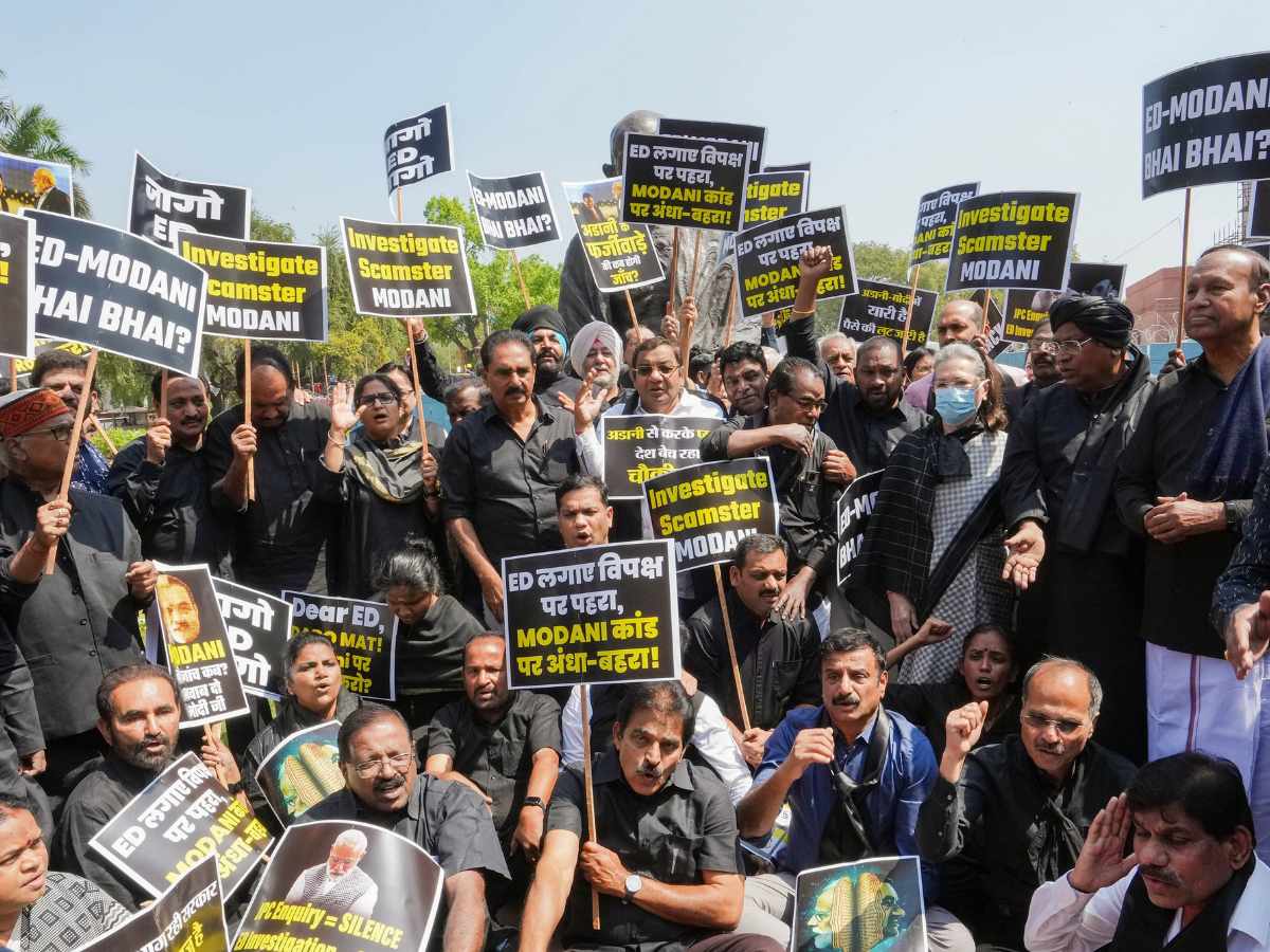 Indian Youth Congress today, staged a protest against NDA Government and  Prime Minister Narendra Modi on looting the Nation. – AA News