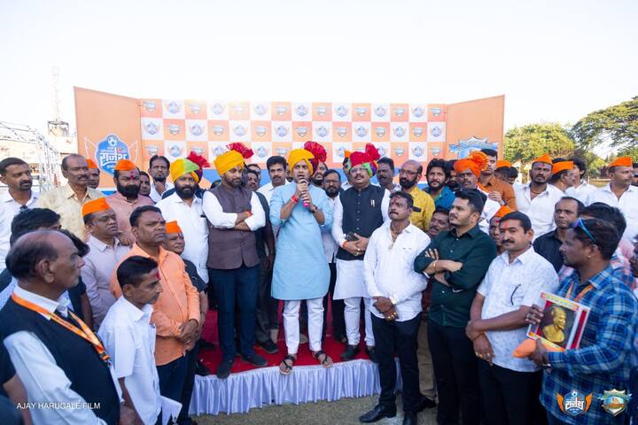 मुख्यमंत्र्यांचे पुत्र श्रीकांत शिंदे हे शिवसेनेच्या नेत्यांना भेटण्यासाठी आणि सार्वजनिक कार्यक्रमांना हजेरी लावण्यासाठी शहरात आले होते.