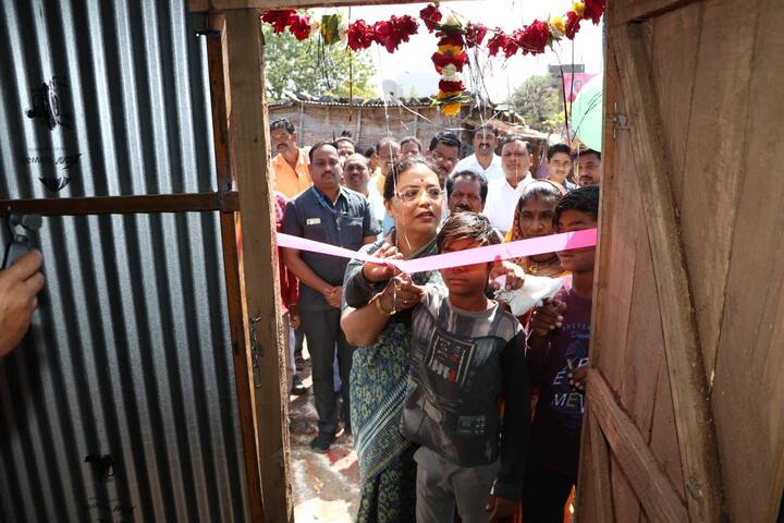 यशोमती ठाकुर यांनी दिलेलं हे वचन पाळलं आणि नवीन बांधलेल्या घरात तीन कुटुंबांचा गृहप्रवेश झाला. नव्यानं बांधलेल्या घरात प्रवेश करताना या तिन्ही कुटुंबातील सदस्यांच्या चेहऱ्यावरील आनंद स्पष्ट दिसत होता. त्यामुळे हा दिवस त्या कुटुंबांसाठी 'आनंदाचे डोही आनंद तरंग' असा अविस्मरणीय ठरला.