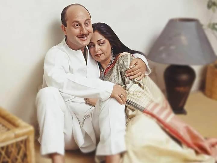 किरण खेर - बॉलीवुड एक्ट्रेस किरण इन दिनों फिल्मों से ज्यादा राजनीति में एक्टिव हैं. किरण की पहली शादी साल 1979 में मुंबई के बिजनेसमैन गौतम बेरी से हुई थी. जिनसे उनका एक बेटा सिंकदर खेर है. लेकिन दोनों की शादी टिक नहीं पाई और वो साल 1985 में अलग हो गए. जिसके बाद किरण ने अनुपम खेर से शादी कर ली. दोनों की मुलाकात कॉलेज के वक्त हुई थी.