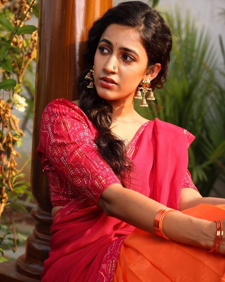 ‘ఒక మనసు’ సినిమాతో హీరోయిన్గా సినీ రంగ ప్రవేశం చేసింది.