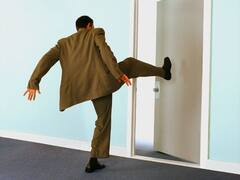 गुस्सा आने पर लोग जोर से दरवाजे पर लात क्यों मारते हैं, साइंस के पास है इसका जवाब