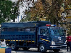 काफिला रुकते ही पुलिसकर्मियों ने घेरी अतीक की वैन, देखिए क्या हुआ जब आधी रात को पेट्रोल पंप पर रोकी गई गाड़ियां