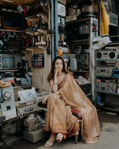 చోర్ బజార్‌లో శాన్వి శ్రీవాస్తవ - రేడియో పట్టుకుని హొయలు