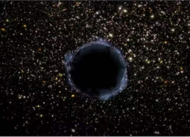 Big Black Hole looming towards the earth changing direction sending dangerous radiation धरती की तरफ मंडराया बड़ा खतरा! विशालकाय Black Hole ने बदली दिशा, भेज रहा खतरनाक रेडिएशन