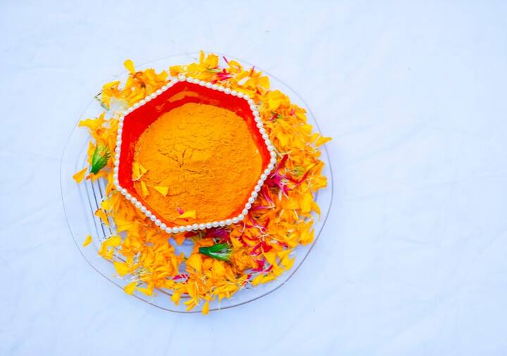 अगर आप भी हल्दी का फेस पैक लगाने के बाद ऐसी कोई भी गलतियां करते हैं तो आज से ही छोड़ दें. वरना चेहरे पर बुरा असर पड़ सकता है.