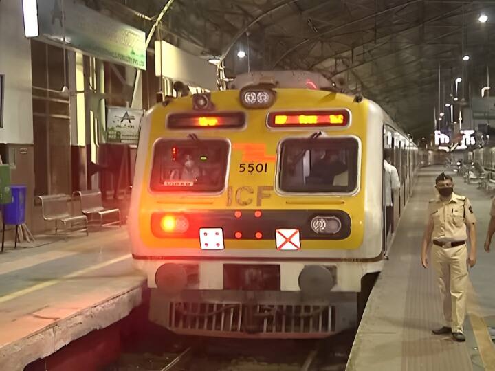 mumbai local train viral video someone Attempt to burn Divyang person alive Incident between CSMT Kalyan Mumbai Local: चलती मुंबई लोकल ट्रेन में दिल दहला देने वाली घटना! दिव्यांग को जिंदा जलाने की कोशिश से हड़कंप