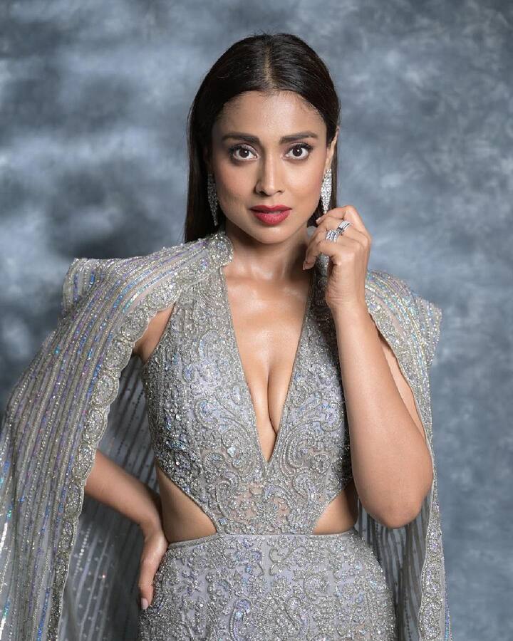 She completed her look with a dash of reddish-pink lipstick and left her hair open. (Image Source: Instagram)
