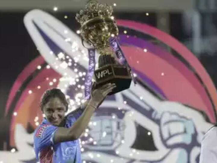 Winning the trophy is feeling like a dream emotional Mumbai Indians captain Harmanpreet Kaur கோப்பையை வென்றது கனவு போல் உள்ளது…- உணர்ச்சிவசப்பட்ட மும்பை அணி கேப்டன் ஹர்மன்ப்ரீத் கவுர்!