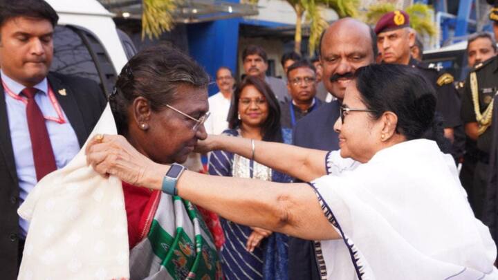 CM Mamata Banerjee:রাষ্ট্রপতি হওয়ার পর, প্রথমবার বঙ্গ সফরে এসেছেন দ্রৌপদী মুর্মু। নেতাজি ইনডোর স্টেডিয়ামে সোমবার তাঁর সংবর্ধনার ব্যবস্থা করল রাজ্য সরকার। হাজির ছিলেন মুখ্যমন্ত্রী।