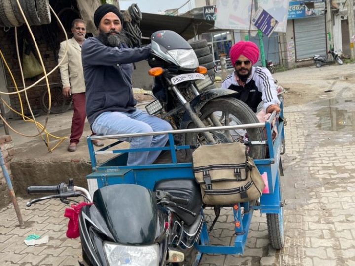 Amritpal Singh Photos: अमृतपाल सिंह की और तस्वीरें आई सामने, पपलप्रीत संग मोटरगाड़ी पर दिखा, हाईवे किनारे पी एनर्जी ड्रिंक