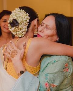 PICS: ‘फोर मोर शॉट्स प्लीज’ फेम मानवी गागरू की मेहंदी में इमोशनल हो गई थीं Sayani Gupta, शेयर की अनदेखी फोटोज