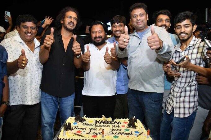 வசுலை அள்ளி குவித்ததால், அப்படக்குழு வெற்றியை கேக் வெட்டி கொண்டாடியது
