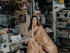 చోర్ బజార్‌లో శాన్వి శ్రీవాస్తవ - రేడియో పట్టుకుని హొయలు