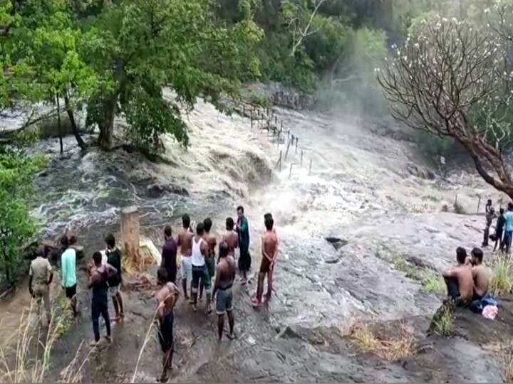 Theni: Tourists trapped in flood at Kumbakarai waterfall rescued TNN தேனி: கும்பக்கரை அருவியில் வெள்ளப்பெருக்கில் சிக்கிய சுற்றுலா பயணிகள் மீட்பு - குளிக்க தடை விதிப்பு