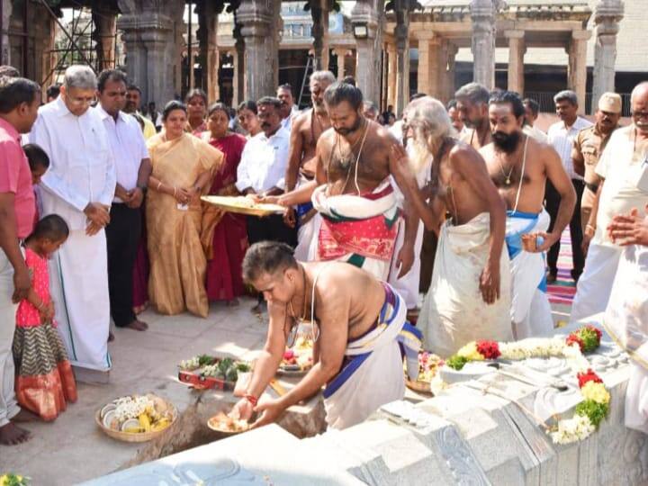 ​​Madurai Meenakshi Amman Temple work of erecting pillars in the Veeravasantarayar Mandapa area  started TNN மதுரை மீனாட்சி அம்மன் கோயிலில் வீரவசந்தராயர் மண்டப பகுதியில் தூண்கள் அமைக்கும் பணி தொடக்கம்