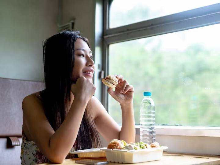 Water Intake: खाना खाते वक्त पीते हैं पानी? नुकसान जानेंगे तो छोड़ देंगे ये गंदी आदत Is drinking water after a meal bad for You Water Intake: खाना खाते वक्त पीते हैं पानी? नुकसान जानेंगे तो छोड़ देंगे ये गंदी आदत