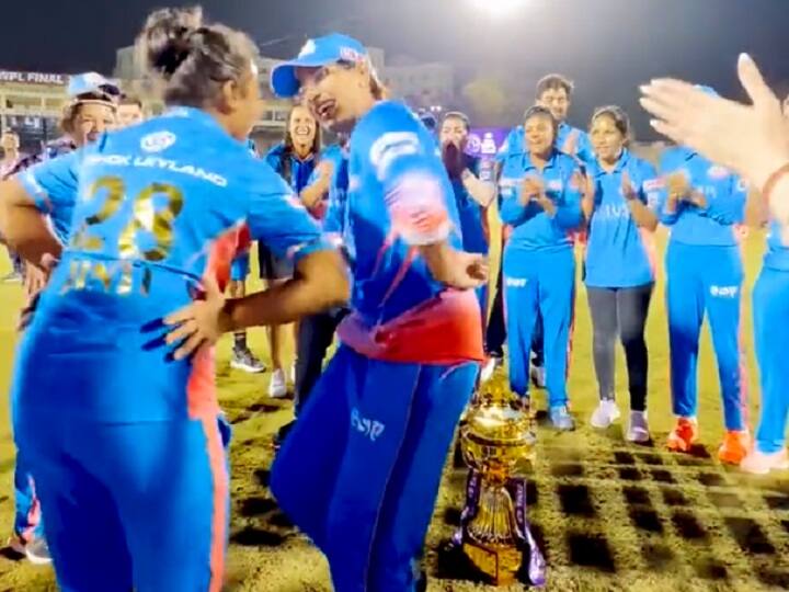 Mumbai Indians WPL winning Celebration Harmanpreet Kaur lifts Trophy Suryakumar Ishan Kishan Clapping Watch: WPL चैंपियन बनने के बाद मुंबई इंडियंस की खिलाड़ियों ने खूब की डांस और मस्ती, पुरुष टीम ने भी ऐसे मनाया जश्न