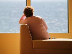 गलत तरीके से सोफे पर बैठना 'जानलेवा', शरीर में पैदा हो सकती है ये बीमारी